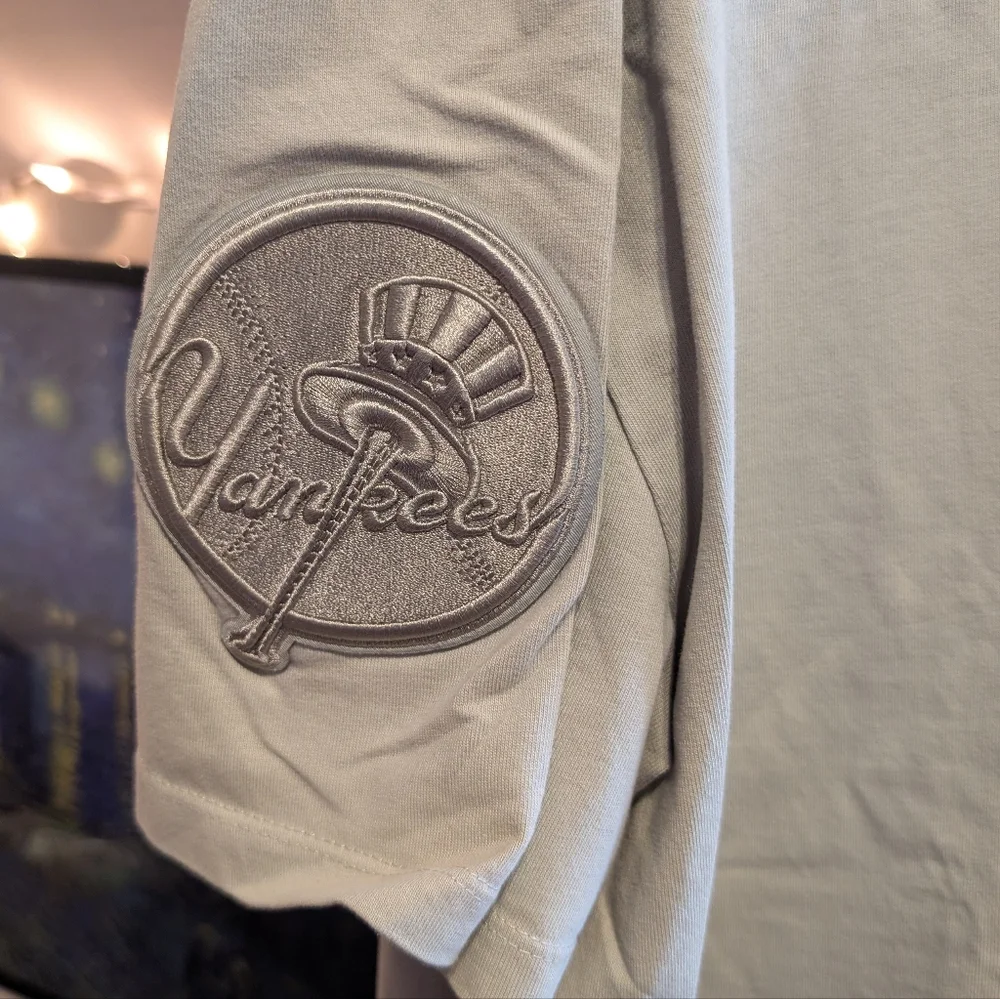 New York Yankees Embroidered Logo  Crew Neck Shirt Sleeve Tee
